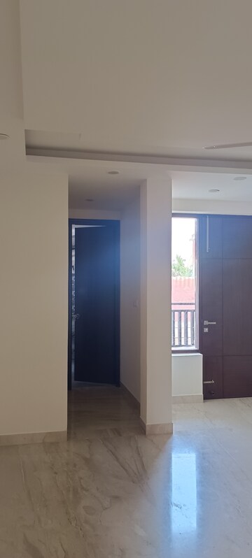 Building Lobby in 3 BHK Builder Floor at Sector 14 – for Rent
