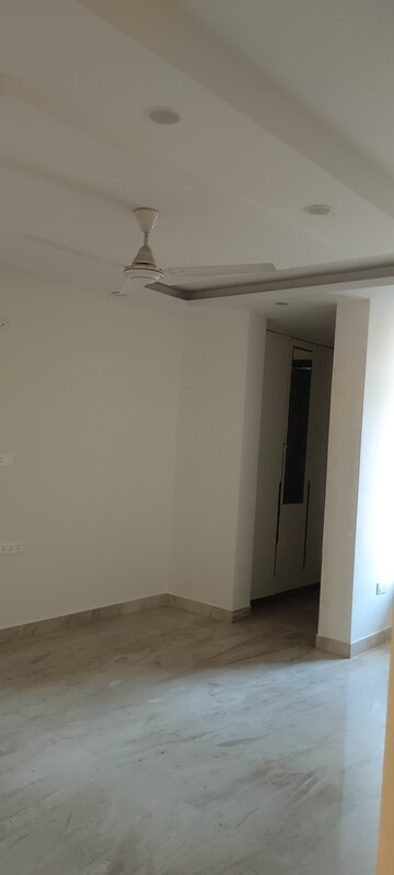 Room in 3 BHK Builder Floor at Sector 14 – for Rent