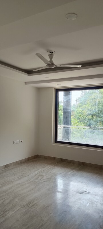 Room in 3 BHK Builder Floor at Sector 14 – for Rent
