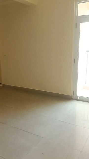 Room in 2.5 BHK Apartment at Gaur City 6th Avenue, Sector 4 Greater Noida – for Rent