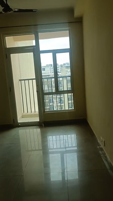 Room in 2.5 BHK Apartment at Gaur City 6th Avenue, Sector 4 Greater Noida – for Rent