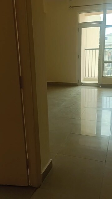 Room in 2.5 BHK Apartment at Gaur City 6th Avenue, Sector 4 Greater Noida – for Rent