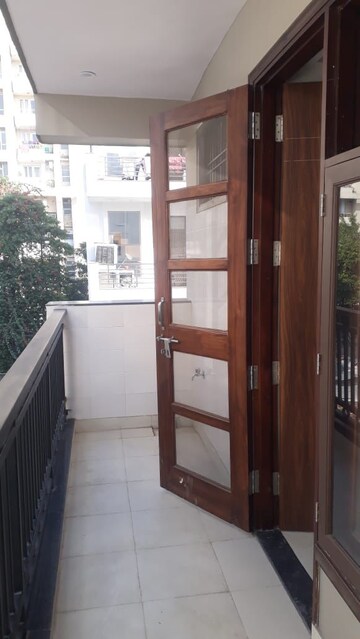 1 RK Builder Floor For Rent in Unitech Arcadia, South City 2