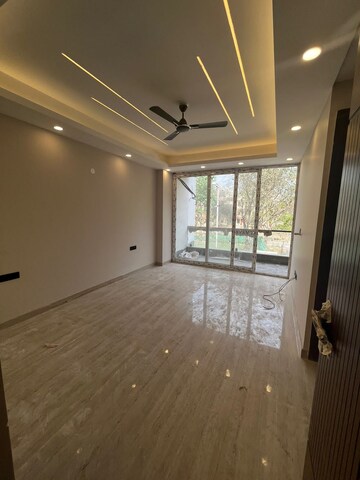 Room in 4 BHK Builder Floor at Ansal Esencia - Amara Villas, Sector 67 – for Rent