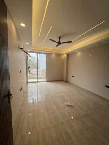 Room in 4 BHK Builder Floor at Ansal Esencia - Amara Villas, Sector 67 – for Rent