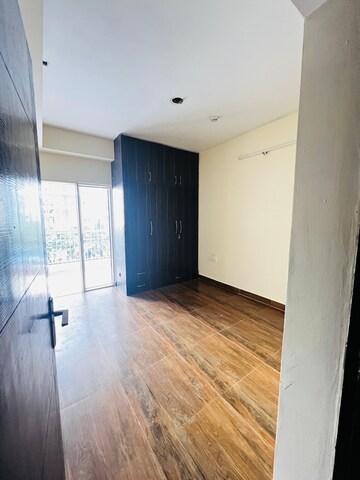 Room in 3 BHK Apartment at Gaur City 2 - 14th Avenue, Sector 16c Greater Noida – for Rent