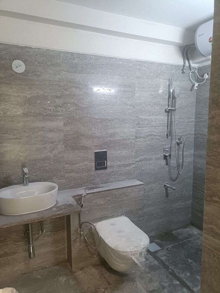 Bathroom, paradigm-artteza 4 Bedroom 1350 Sq.Ft. Apartment In Santacruz West Mumbai 8967385