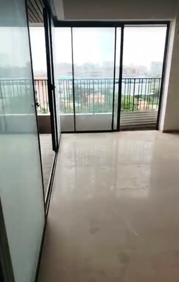 Room in 4 BHK Apartment at Thaltej – for Rent