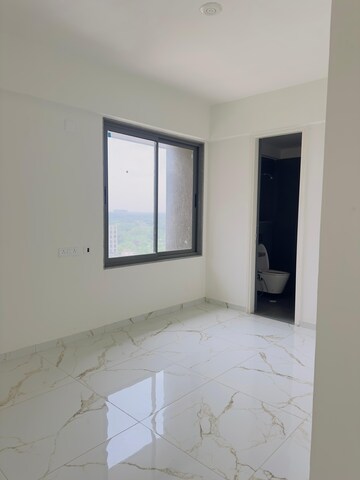 Room in 4 BHK Apartment at Thaltej – for Rent