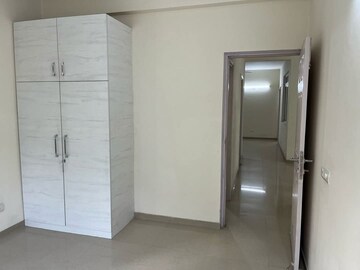 Room in 4 BHK Apartment at Emaar MGF Emerald Hills, Sector 65 – for Rent