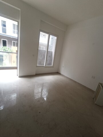 Room in 2.5 BHK Apartment at Smart World Orchard, Sector 61 – for Sale