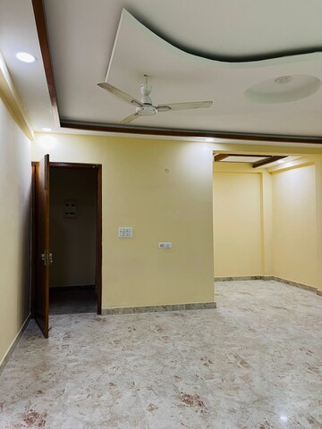 Room in 3 BHK Builder Floor at Green Fields Colony – for Rent