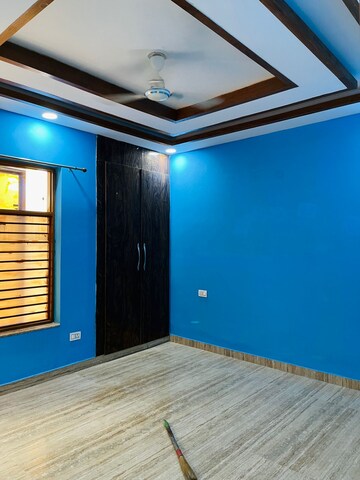 Room in 3 BHK Builder Floor at Green Fields Colony – for Rent