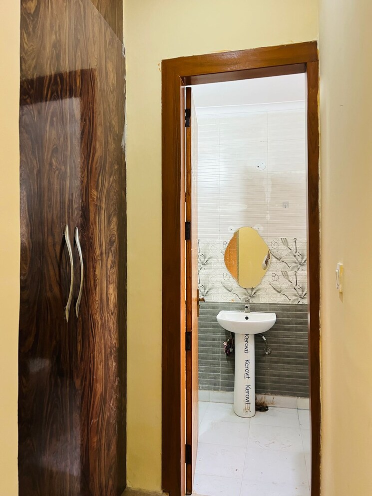 Attached Bathroom, green fields colony 3 Bedroom 1800 Sq.Ft. Builder Floor In Green Fields Colony Faridabad 8967536