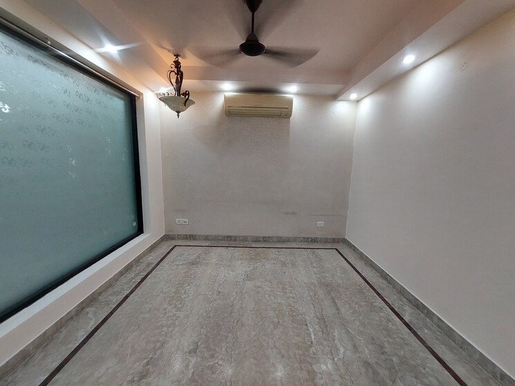 Room, model town phase 2 4 Bedroom 282 Sq.Yd. Builder Floor In Model Town Phase 2 Delhi 8967576