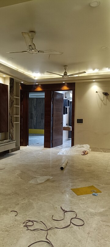 Room in 3 BHK Builder Floor at Anand Vihar – for Rent