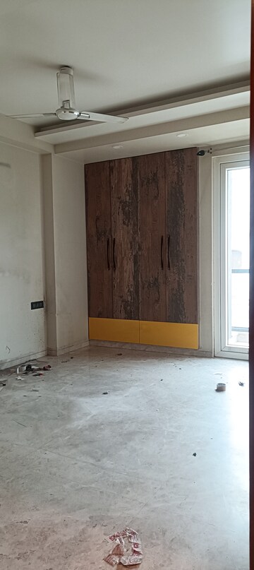 Room in 3 BHK Builder Floor at Anand Vihar – for Rent