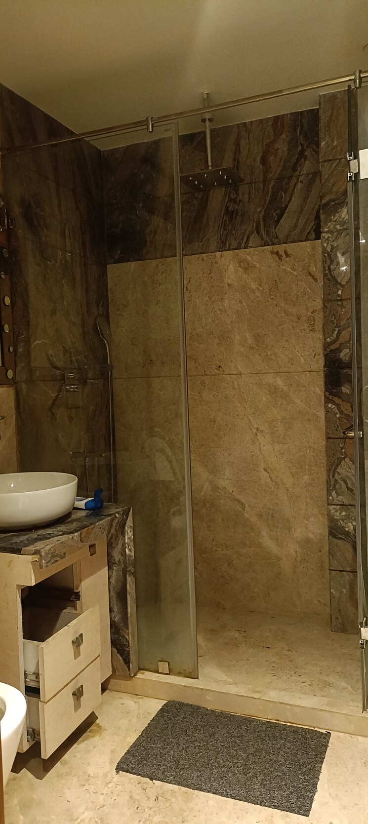 Bathroom, anand vihar 3 Bedroom 1800 Sq.Ft. Builder Floor In Anand Vihar Delhi 8967643