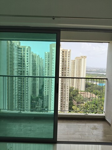 Room in 3 BHK Apartment at Kalpataru Immensa, Kolshet Road – for Rent