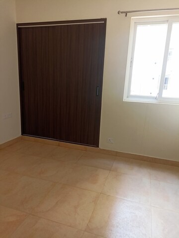 Room in 3 BHK Apartment at Wave Amore, Sector 32 – for Rent