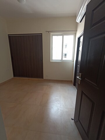 Room in 3 BHK Apartment at Wave Amore, Sector 32 – for Rent