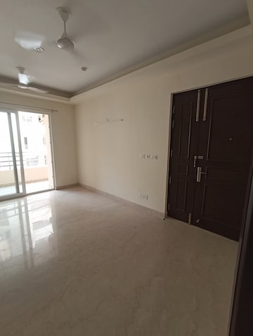 Room in 3 BHK Apartment at Wave Amore, Sector 32 – for Rent