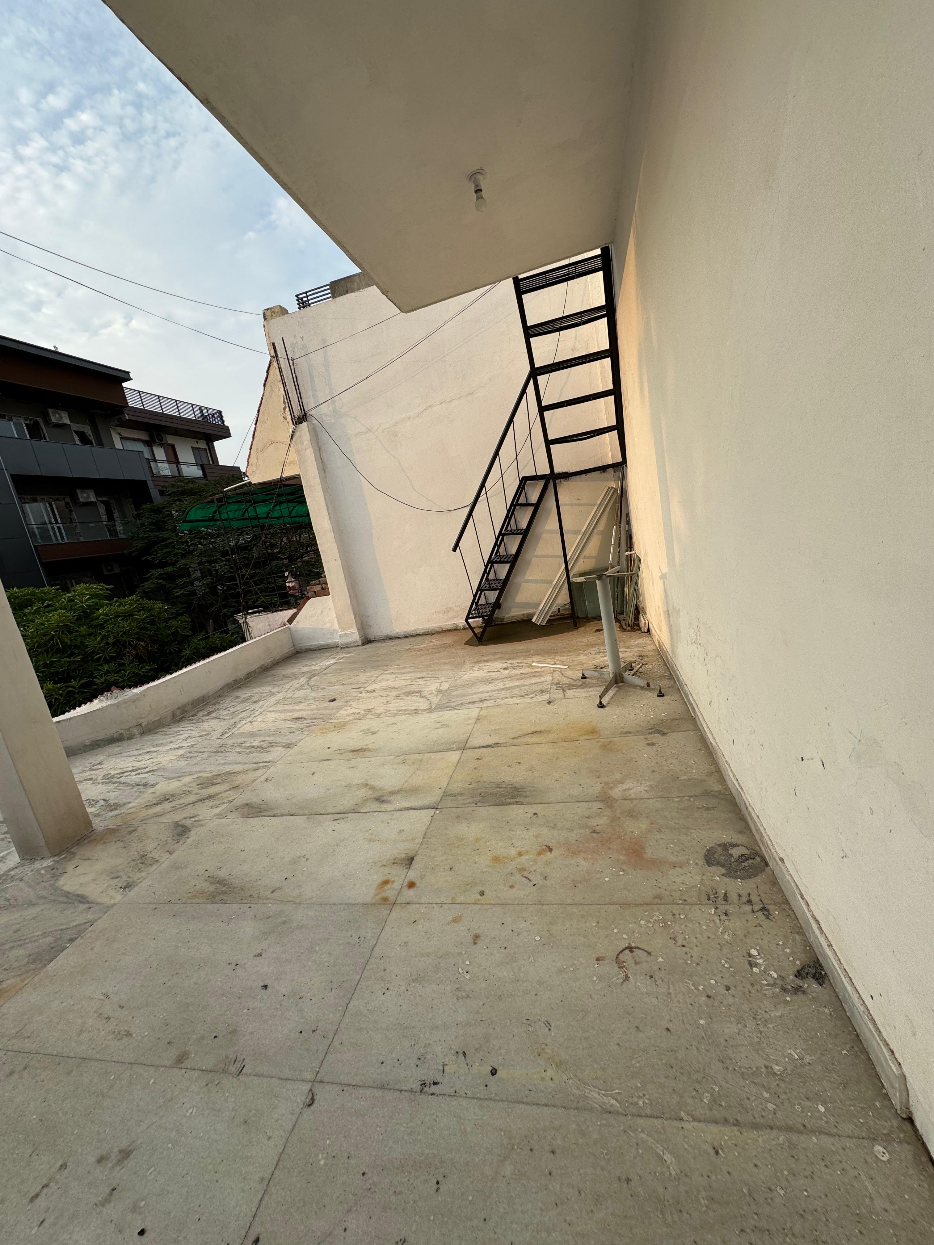 3 BHK + Pooja Room Builder Floor For Sale in Unitech South City 1