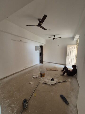 Team Area in 2 BHK Apartment at Jm Orchid, Sector 76 – for Sale