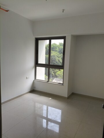 Room in 2 BHK Apartment at Kalpataru Immensa, Kolshet Road – for Sale