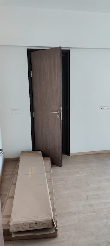 Room in 2.5 BHK Apartment at DB Woods, Goregaon East – for Rent