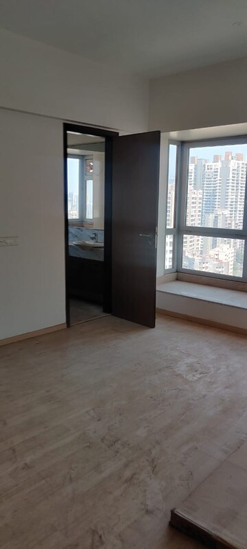 Room in 2.5 BHK Apartment at DB Woods, Goregaon East – for Rent