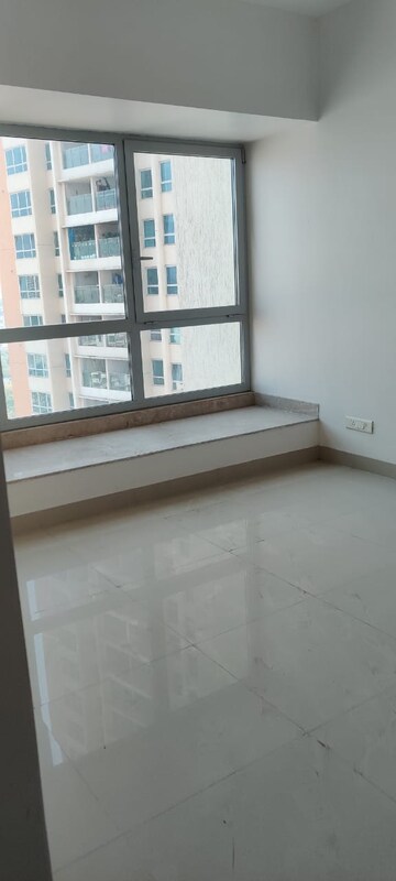Room in 2.5 BHK Apartment at DB Woods, Goregaon East – for Rent
