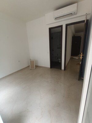 Room in 3.5 BHK Apartment at Smart World Orchard, Sector 61 – for Sale