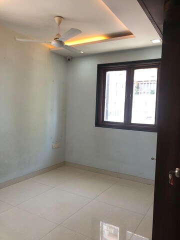 Room in 2 BHK Apartment at Sangita Apartments Colaba, Colaba – for Rent