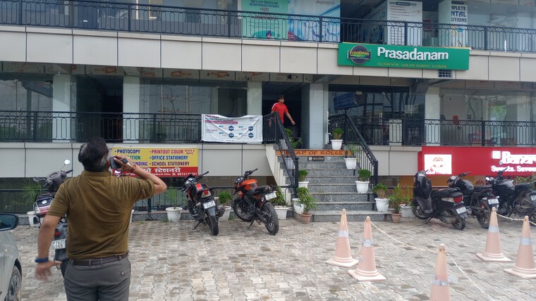  Parking, midpoint-mart Commercial Shop 280 Sq.Ft. In Siddharth Vihar Ghaziabad 8968159
