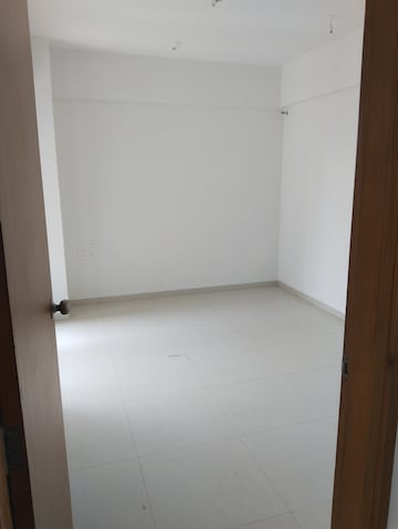 Room in 2 BHK Apartment at Naman Habitat, Andheri West – for Rent