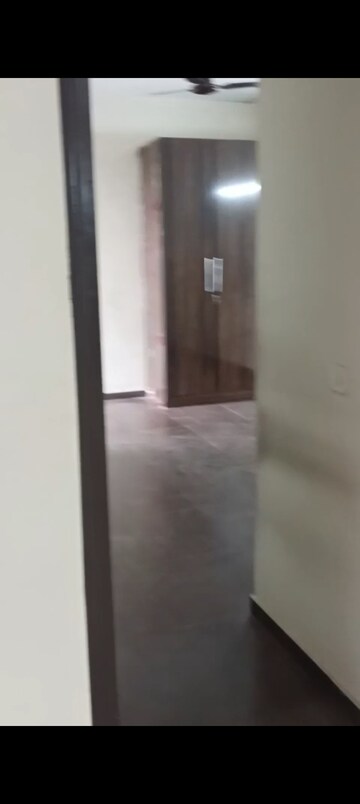 Room in 2.5 BHK Apartment at Mahagun Mahagunpuram II, Lal Kuan – for Rent