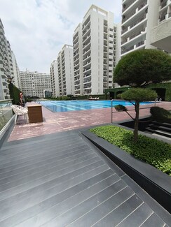 4 BHK + Servant Room,Extra Room Apartment For Sale in Central Park Flower Valley Aqua Front Towers
