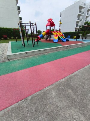 Swimming Pool in 4 BHK Apartment at Central Park Flower Valley Aqua Front Towers, Sohna Sector 33 – for Sale