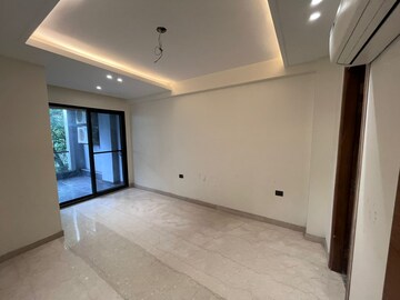 Room in 4 BHK Builder Floor at Dlf Phase I – for Rent