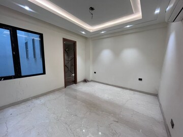 Room in 4 BHK Builder Floor at Dlf Phase I – for Rent