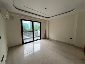 Room in 4 BHK Builder Floor at Dlf Phase I – for Rent