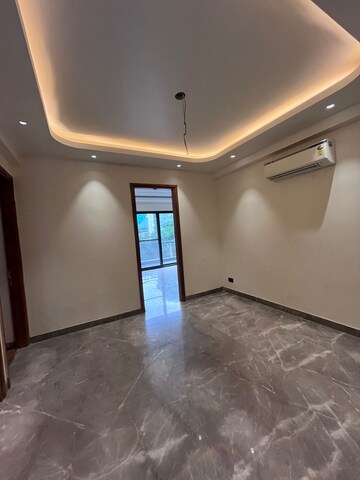 Room in 4 BHK Builder Floor at Dlf Phase I – for Rent