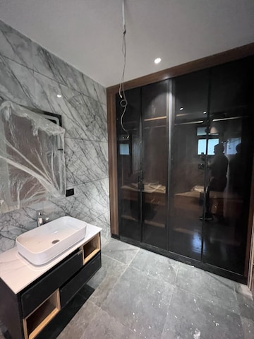 Bathroom in 4 BHK Builder Floor at Dlf Phase I – for Rent
