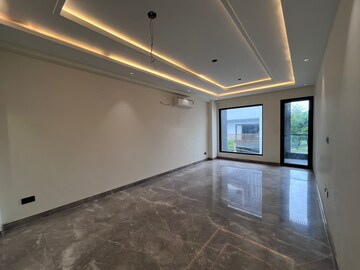 Room in 4 BHK Builder Floor at Dlf Phase I – for Rent