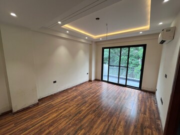Room in 4 BHK Builder Floor at Dlf Phase I – for Rent