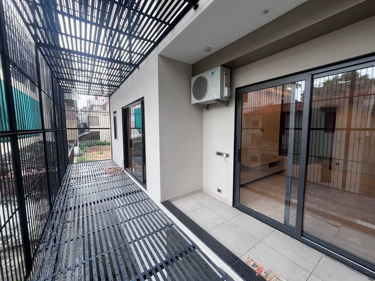 Balcony, sushant lok i 4 Bedroom 300 Sq.Yd. Builder Floor In Sushant Lok I Gurgaon 8968706