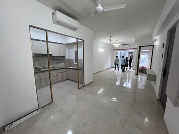 Room in 3 BHK Apartment at Smart World Orchard, Sector 61 – for Rent