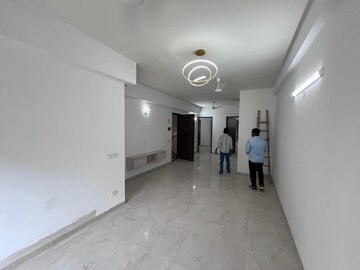 Room in 3 BHK Apartment at Smart World Orchard, Sector 61 – for Rent