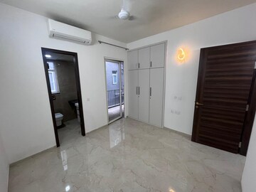 Room in 3 BHK Apartment at Smart World Orchard, Sector 61 – for Rent